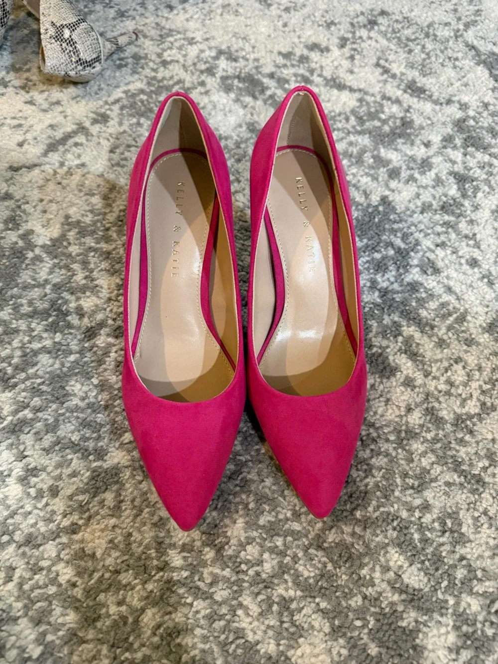 NWOT Kelly & Katie Mischa Pink Suede Pump